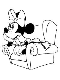 Minnie egér a kanapén